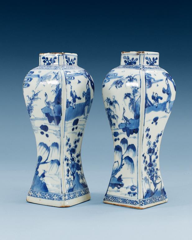 A pair of blue and white vases, Qing dynasty, Kangxi (1662-1722).