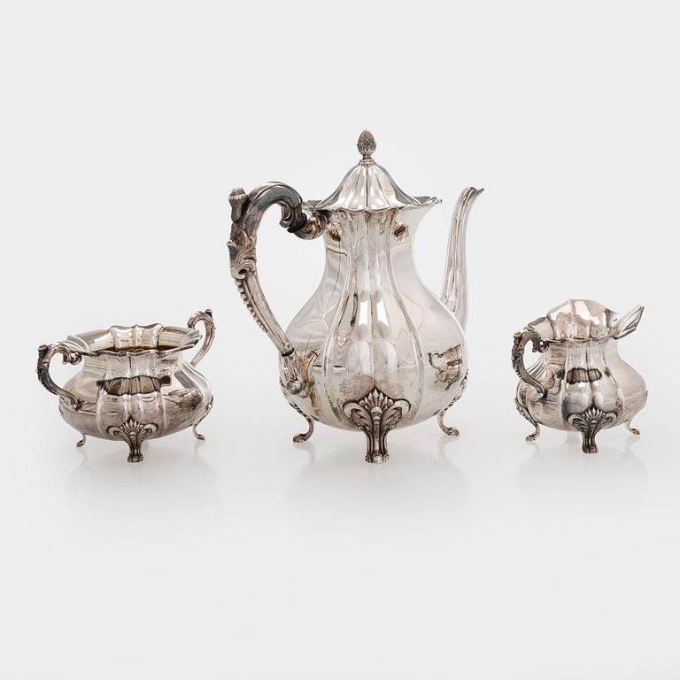 Kahvikalusto, 3 osaa, ja kynttilänjalkapari, hopeaa, Kultakeskus, Hämeenlinna 1946 ja 1948.