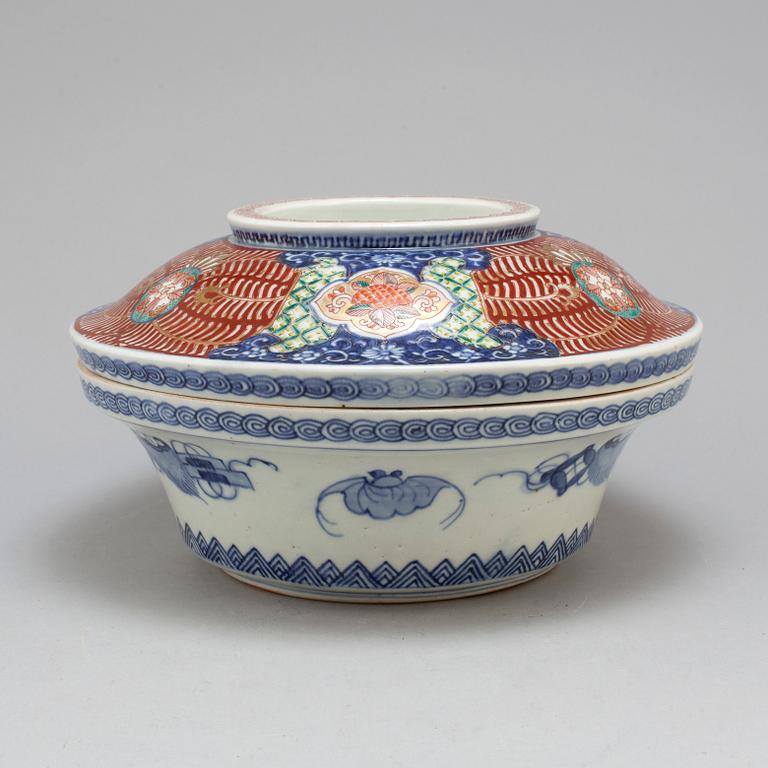 A large Japanese imari tureen with cover, Meiji (1868-1912).