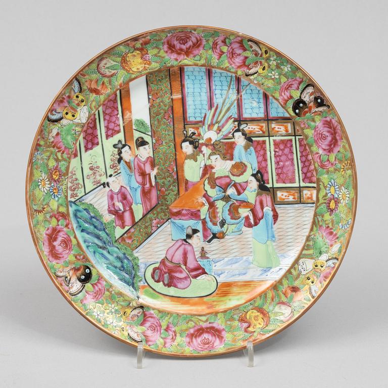 A set of three porcelain plates and a side plate, China, Canton, 19th century.