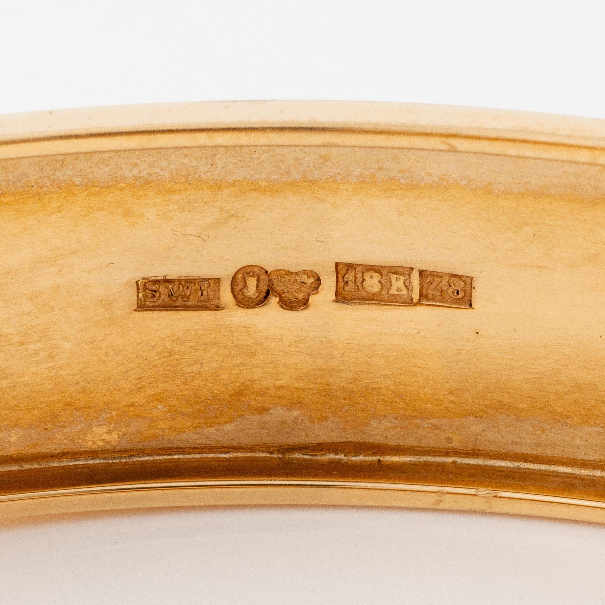 An 18K gold bracelet with cabochon-cut tourmalines.
