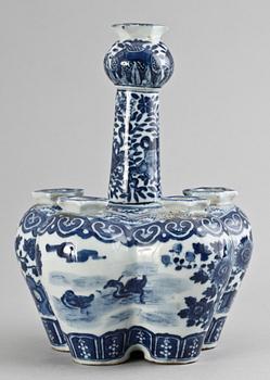 TULPANVAS, porslin, Kina, sen Qingdynasti 1800-tal.