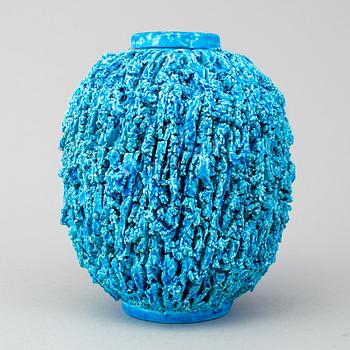 GUNNAR NYLUND, vas av chamotterat stengods, Rörstrand, "Igelkottvasen", formgiven 1936.