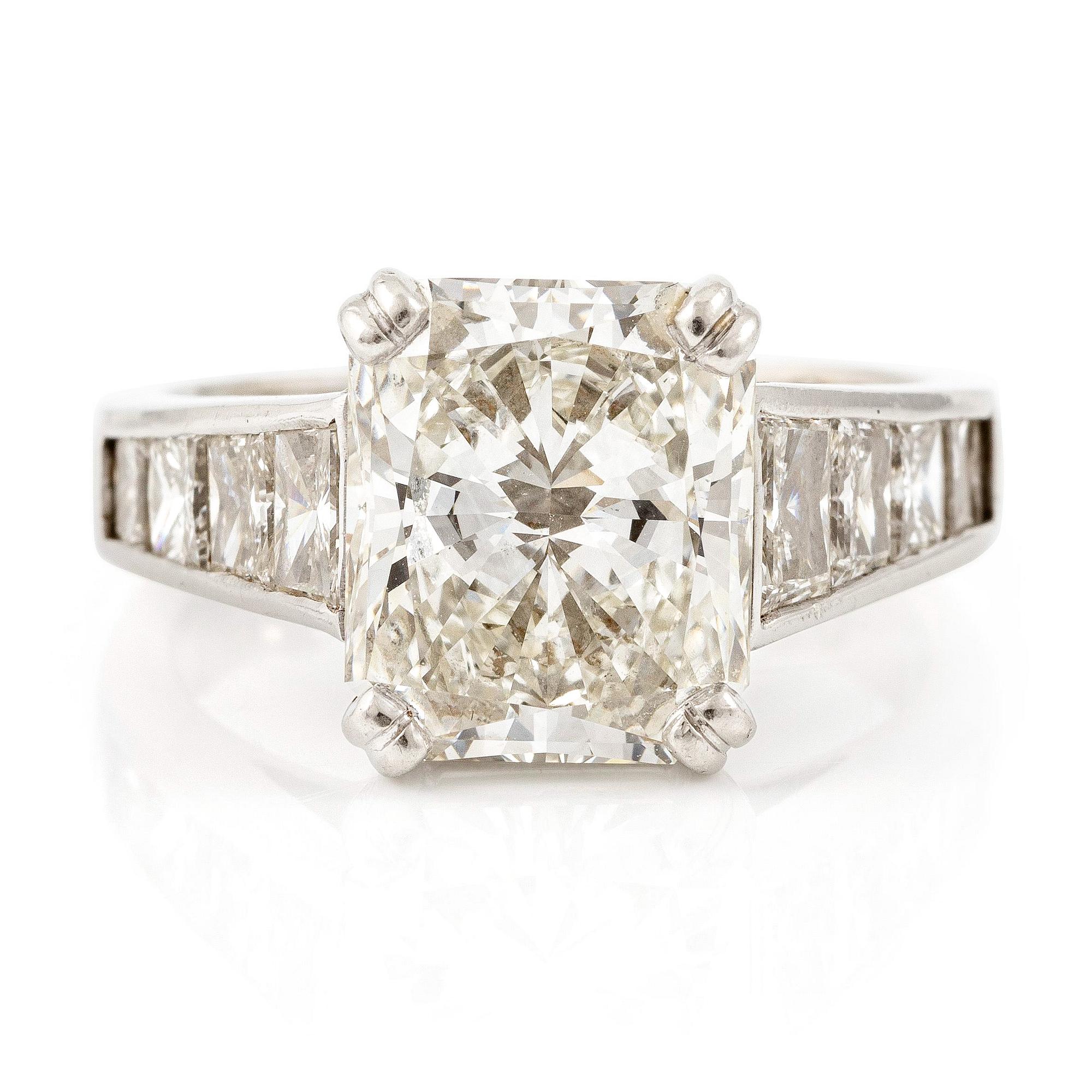 A ring in platinum with a radiant-cut diamond.