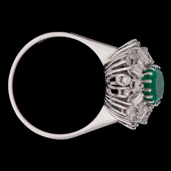 RING, smaragd, ca 2 ct samt baguette- och briljantslipade diamanter, tot. ca 2 cts.