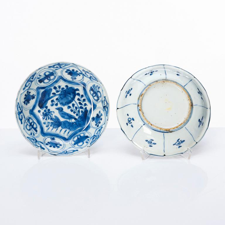 A set of six blue and white kraak dishes and a bowl, Ming dynastin, Wanli (1572-1620).