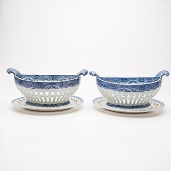 Gallerskålar med underfat, ett par, flintgods, England, 1800-tal.