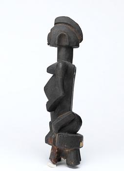 FETISCH. Trä. Senufo-stammen. Côte d'Ivoire (Elfenbenskusten) omkring 1960. Höjd 31 cm.