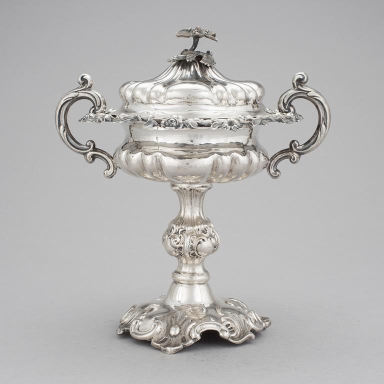 SOCKERSKÅL MED LOCK silver, nyrokoko, Gustaf Möllenborg Feron, Stockholm, 1854. Vikt ca 694 gram.
