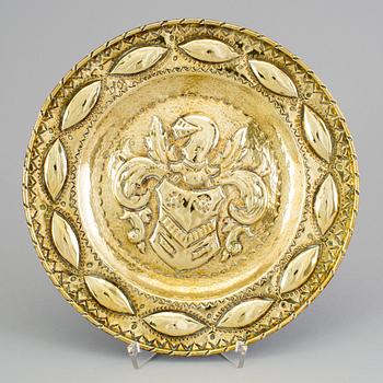 A BRASS DISH, 18th/19th century.