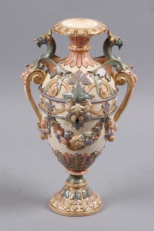 VAS, porslin, majolika, Rörstrand. 1800-tal.