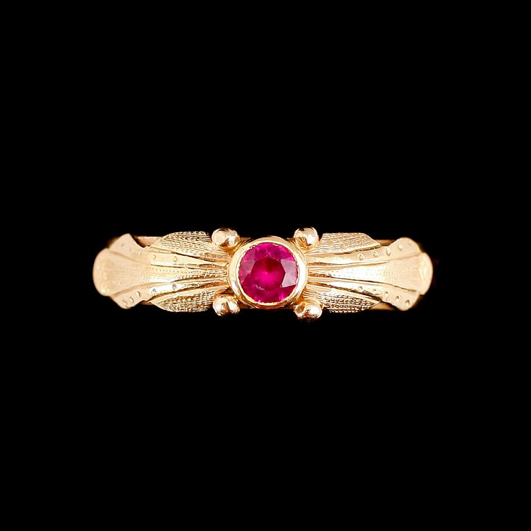 RING, boliden 18 k guld, 1955 med röd sten. Vikt ca 5 gram.