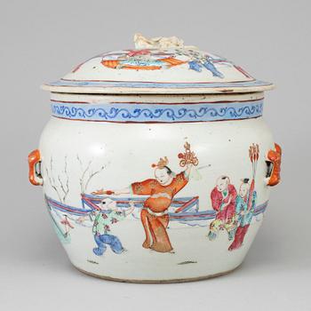 URNA med LOCK, porslin. Qingdynastin, sent 1800-tal.