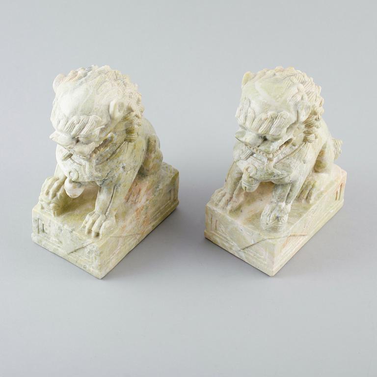 FIGURER, 1 par, grön sten, Kina, 1900-tal.