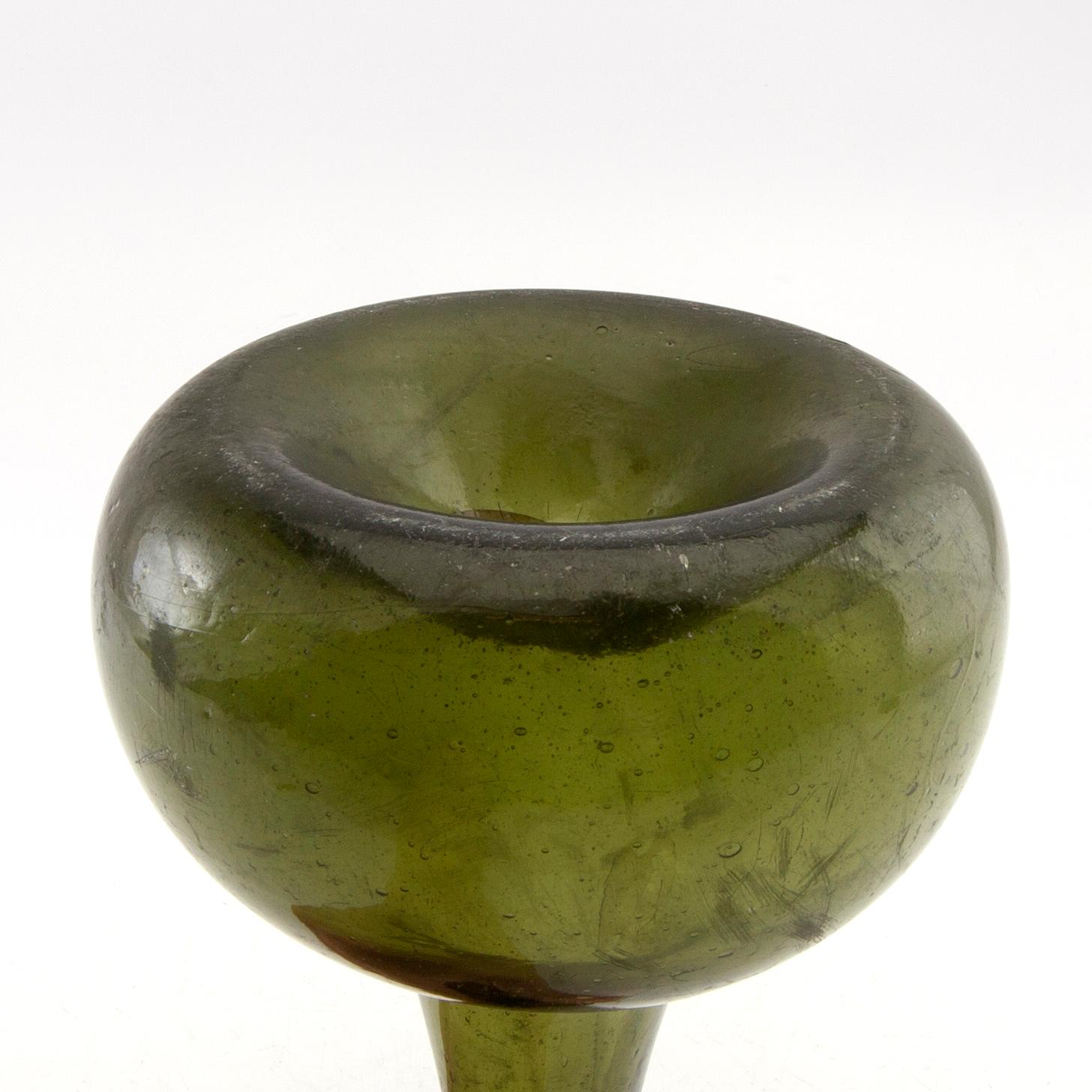 Flaska, grönt glas. Möjligen Henrikstorps glasbruk, 1700-tal.