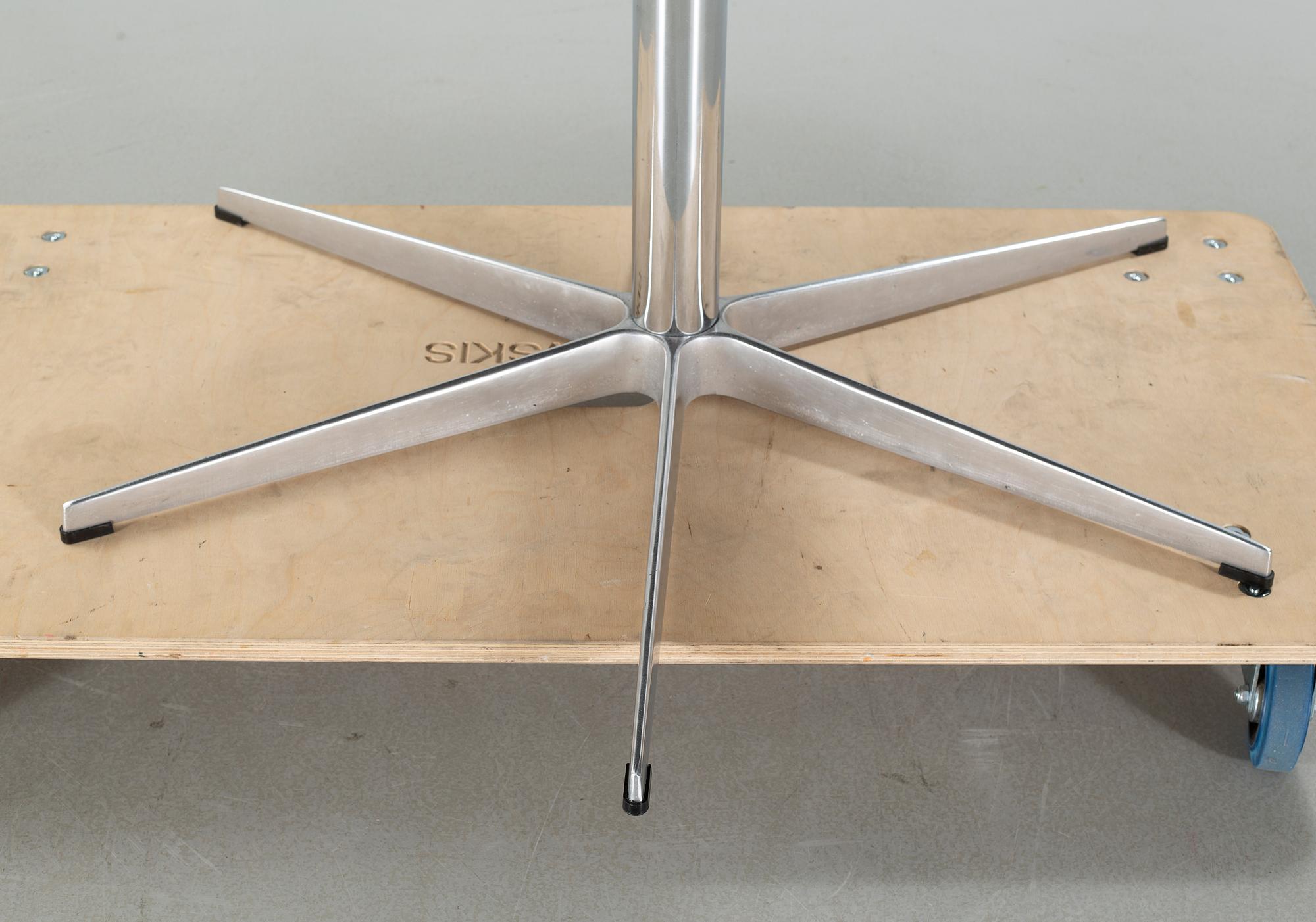 ARNE JACOBSEN, bord, "Cirkulär / A826,", Fritz Hansen, 2000-tal.