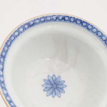 A group of six pieces of bleu and white Chinese Export porcelain, Qing dynasty, Qianlong (1736-95).