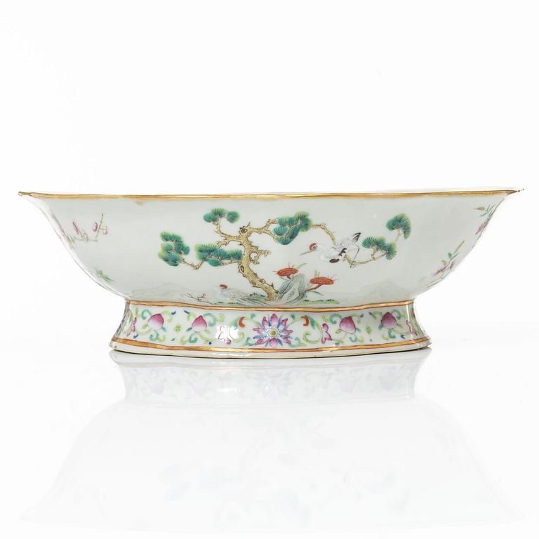 A Chinese famille rose porcelain dish, Qing dynasty, 19th century.