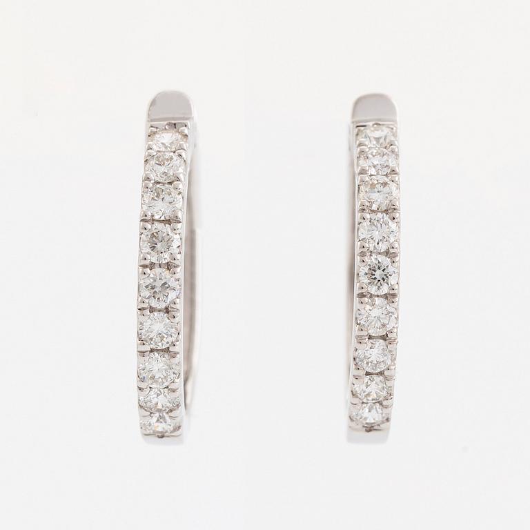 Örhängen, kreoler med briljantslipade diamanter.