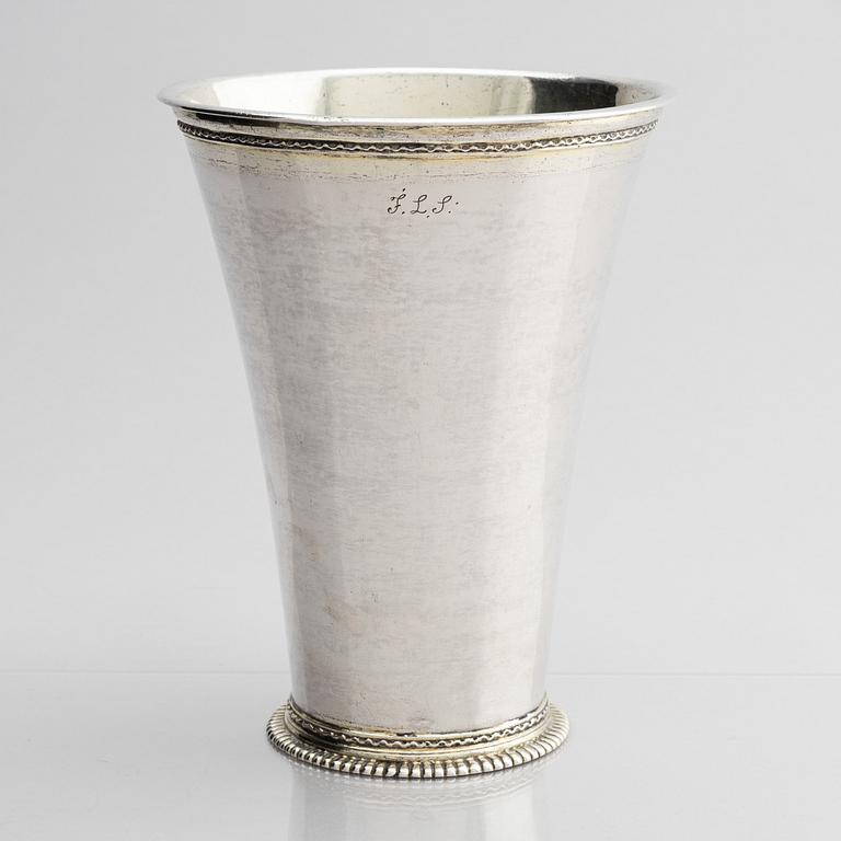 Lars Bäckman d ä, bägare, delvis förgyllt silver, Örebro (verksam 1712-1748 (1752)). Senbarock.
