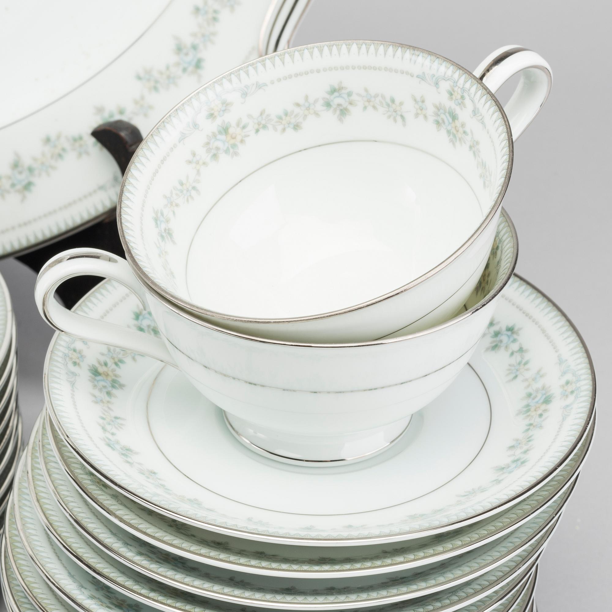 A Japanese Noritake 78 pcs dinner set, mid 1900's.