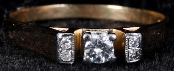 RING, 18K guld samt 3 briljantslipade diamanter. Tot vikt 3 gram.