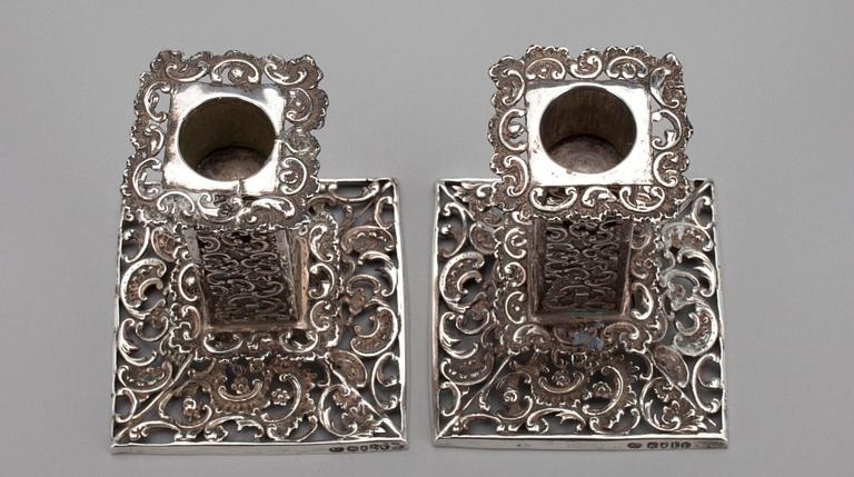 LJUSSTAKAR, ett par, silver, England 1886. Vikt 384 g.