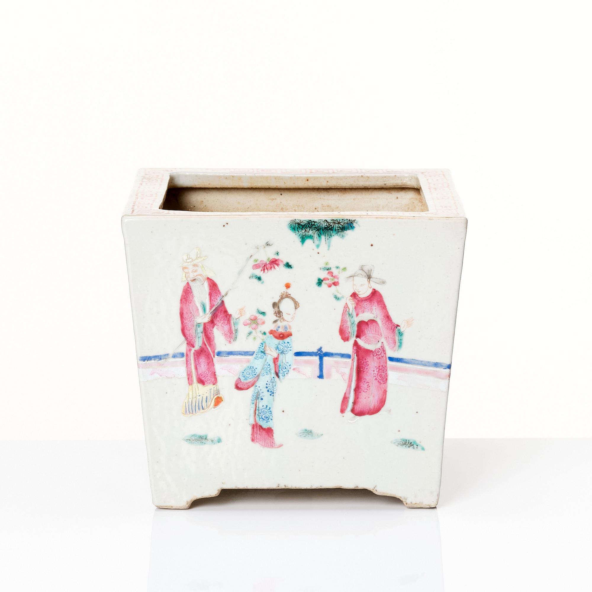 A famille rose flower pot, Qing dynasty, 19th Century.