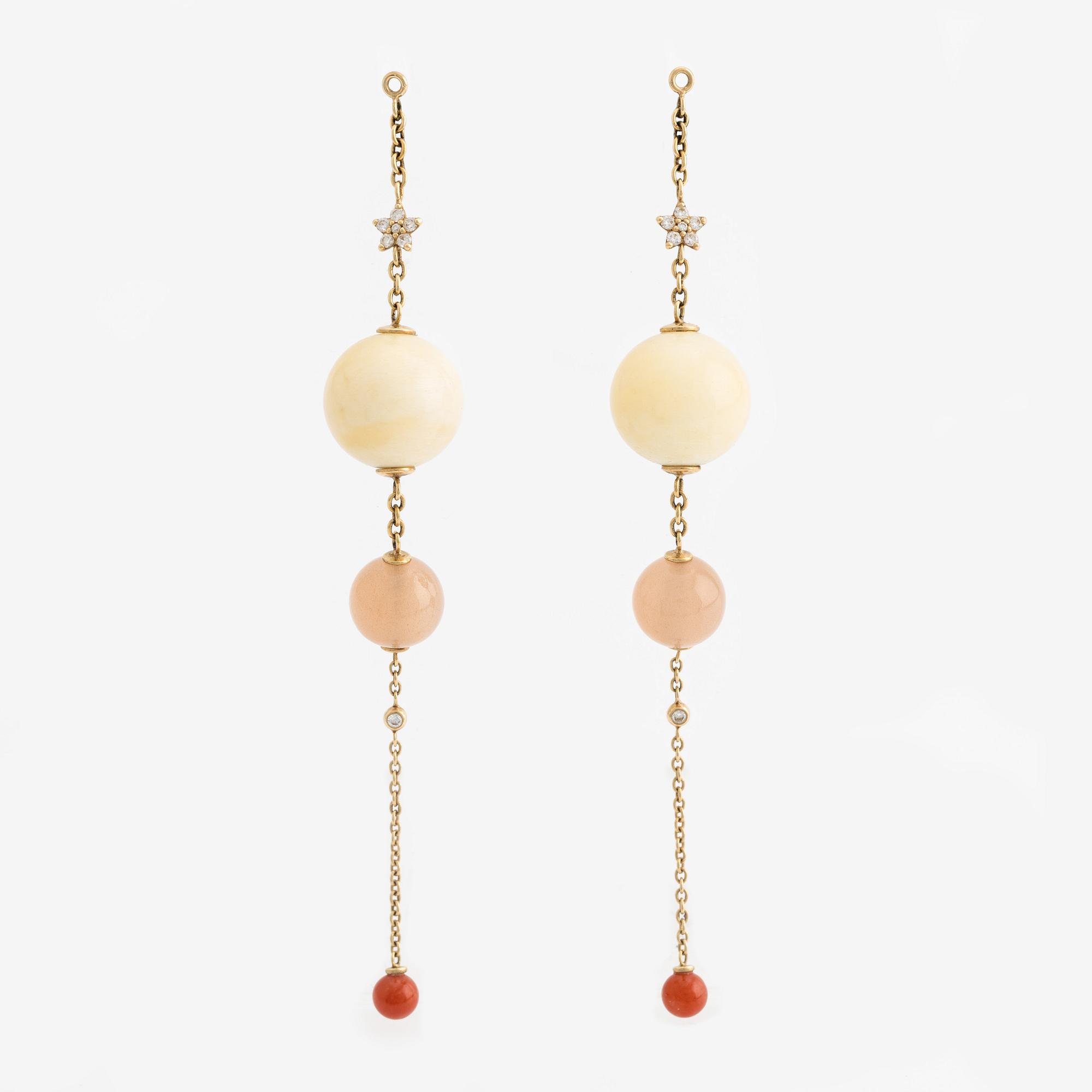 Ole Lynggaard ett par påhängen till örhängen.