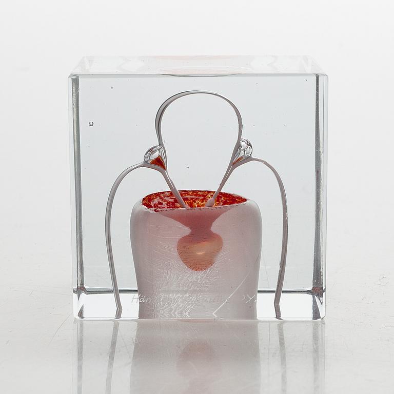 An annual glass cube, signed Oiva Toikka Nuutajärvi 1985, numbered 146/2000.