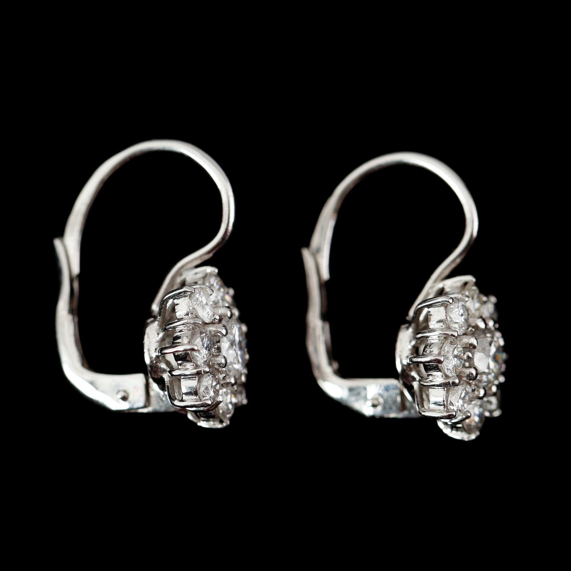 ÖRHÄNGEN, 1 par, 18 k vitguld, briljantslipade diamanter, mittstenar totalt 1.42 ct, krans totalt 0.78 ct.