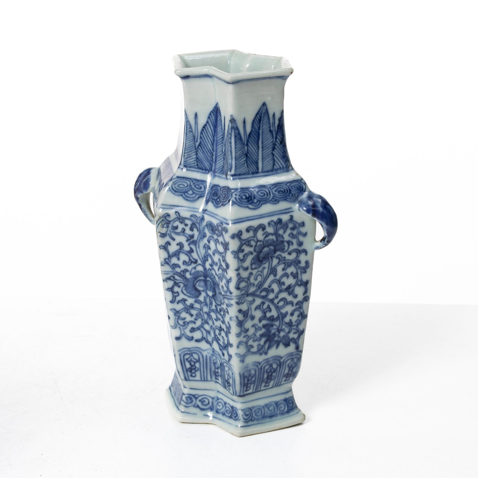 Karott med lock samt vas, porslin. Qingdynastin, 1800-tal.