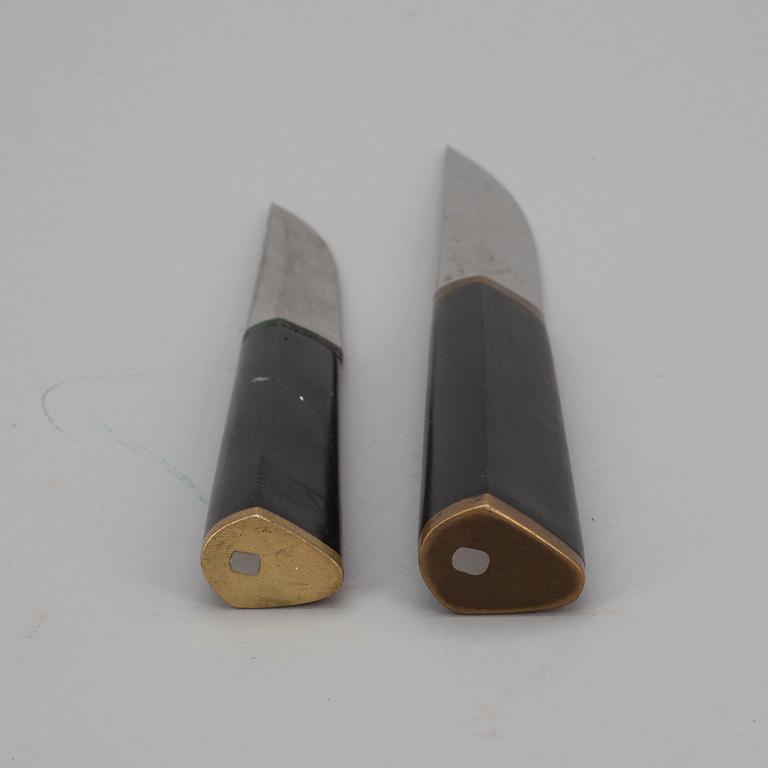 PUUKKO-KNIVAR, 2 st, rostfritt stål, nylon och mässing, Tapio Wirkkala, Hackman Finland, formgiven 1961.