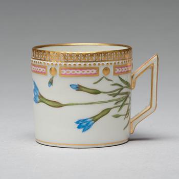 KAFFEKOPPAR med FAT, åtta stycken, porslin. "Flora Danica", Royal Copenhagen, Danmark.