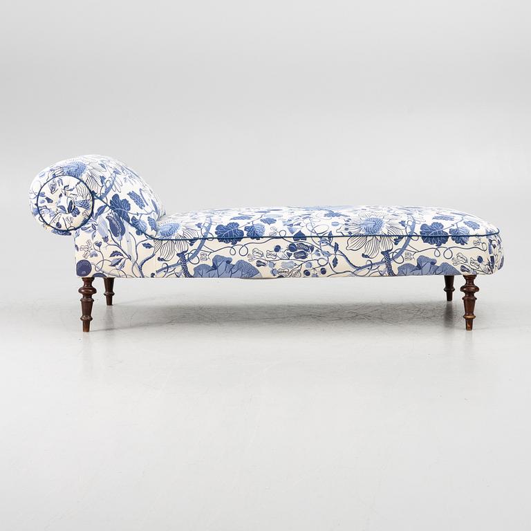 A chaise longue, circa 1900.
