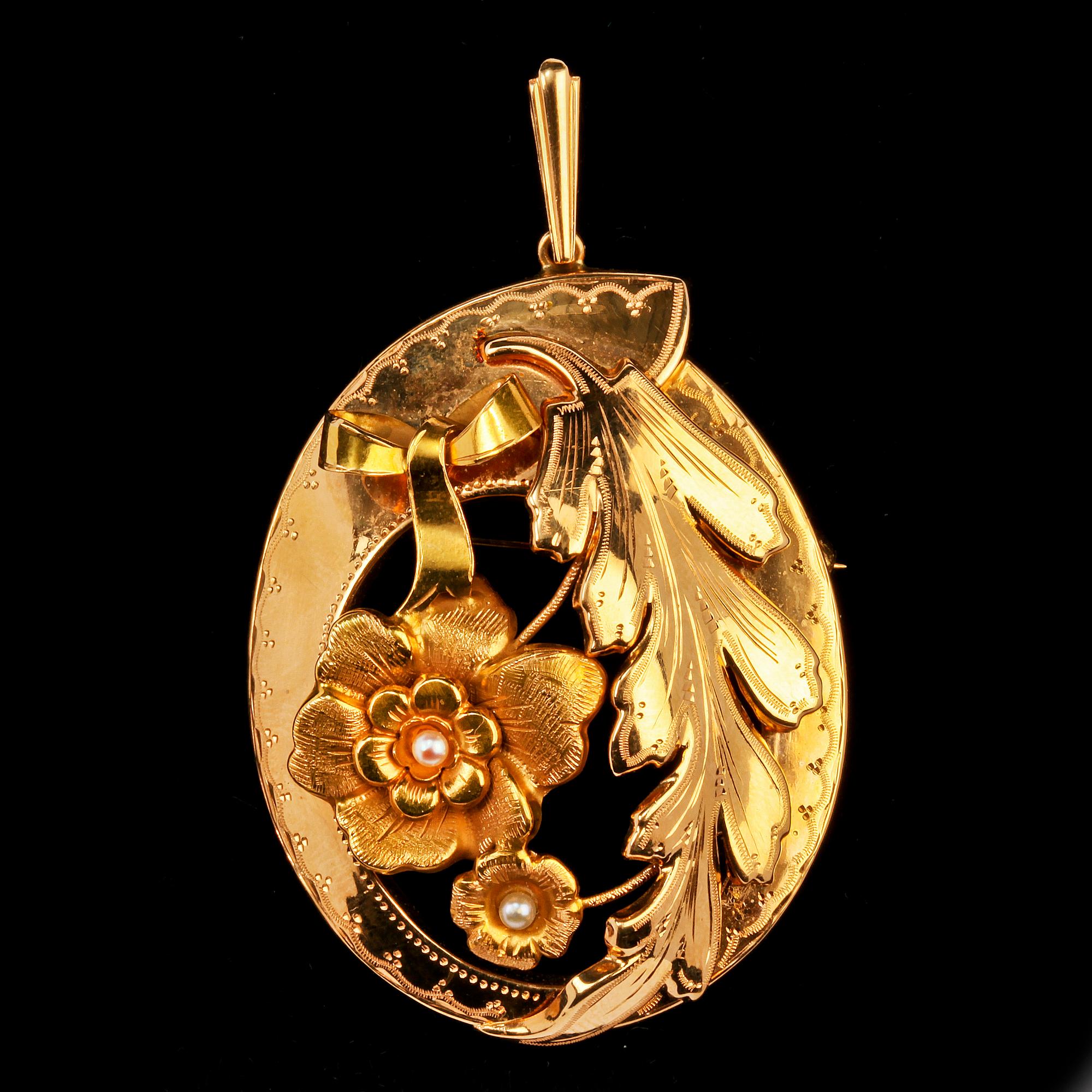 BROSCH/HÄNGE, 18k guld med 2 små orientaliska pärlor, Gustaf Dahlgren & co, Malmö, 1948. Vikt 10 g.