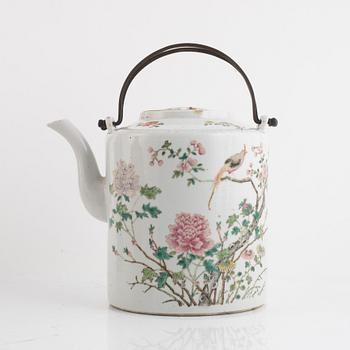 A large famille rose tea pot, Qing dynasty, 19th century.