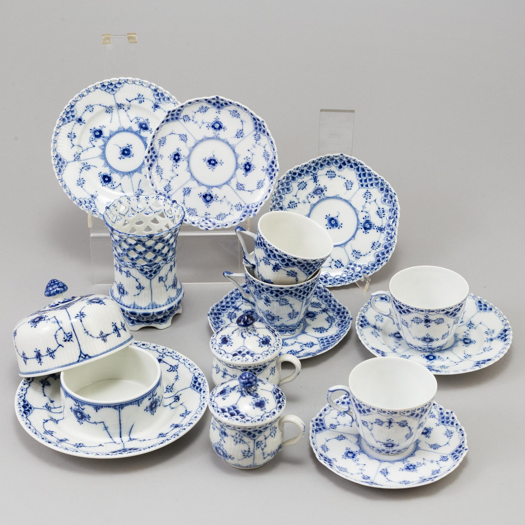 SERVISDELAR, 103 stycken, porslin, "Musselmalet", Royal Copenhagen.