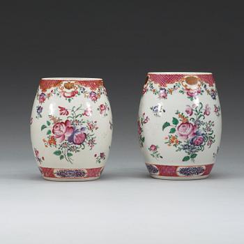MUGGAR, två stycken, kompaniporslin. Qing dynastin, Qianlong (1736-95).