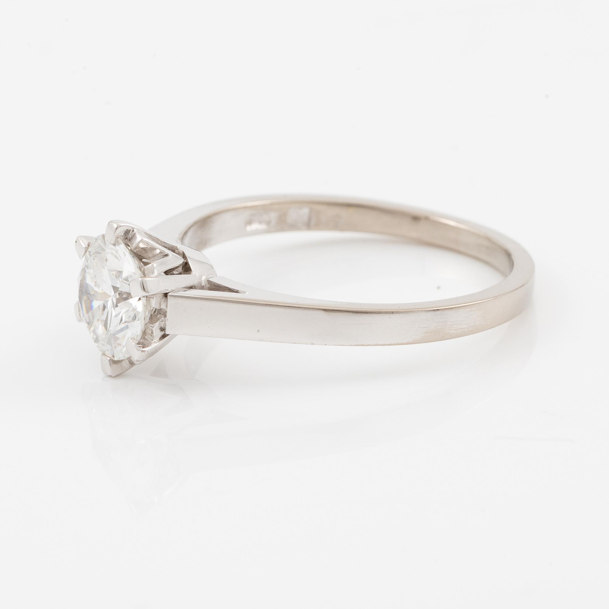 Ring, 18K white gold with a brilliant-cut diamond 1.05 ct according to the engraving.