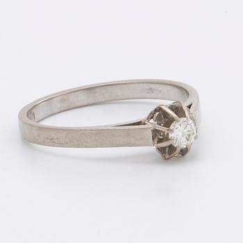 RING and EARRINGS 18K whitegold w brilliant-cut diamonds approx 0,40 ct in total.