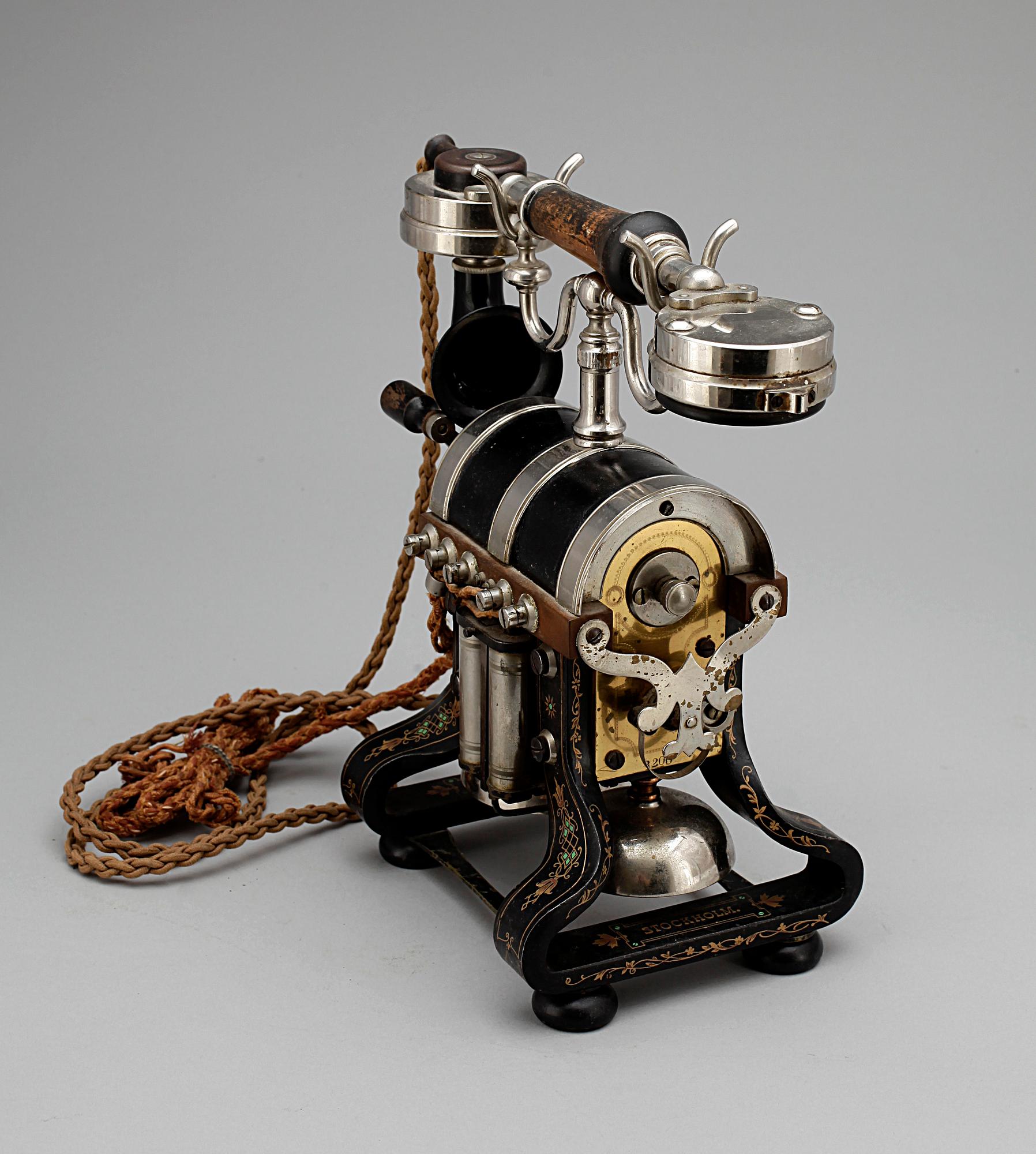 BORDSTELEFON, modell "Tunnan", märkt L.M Ericsson & Co, AB Telefonfabriken, Stockholm, 1896.