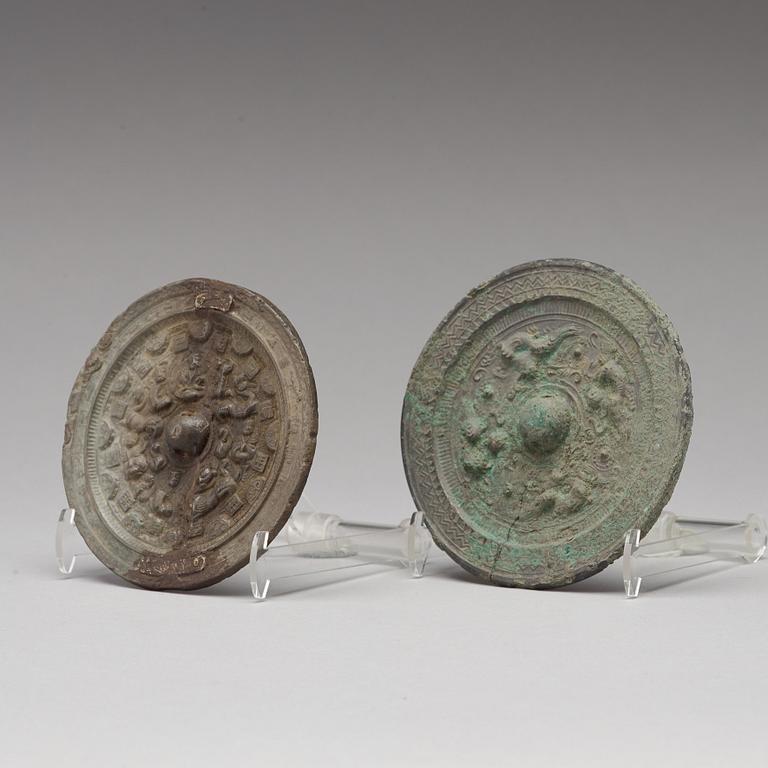 SPEGLAR, två stycken, brons. Tang dynastin (618-907).