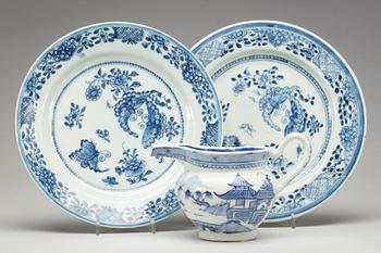 TALLRIKAR, 2 st, porslin, Qianlong (1736-1795) samt SÅSSNIPA, porslin, Kina, 1900-talets första hälft.