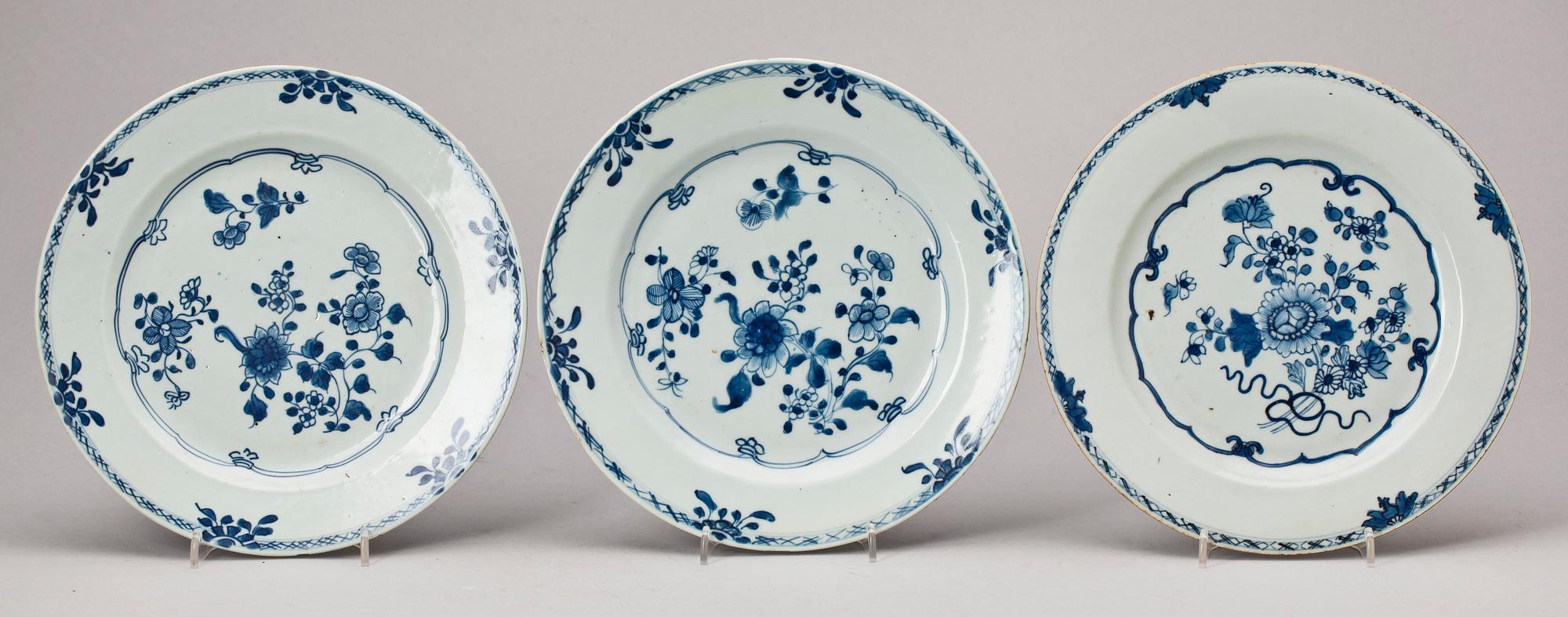 TALLRIKAR, tre stycken, kompaniporslin. Qing dynastin, Qianlong (1736-95).