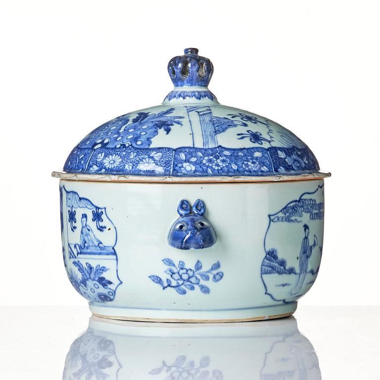 A blue and white tureen with cover, Qing dynasty, 18th century.