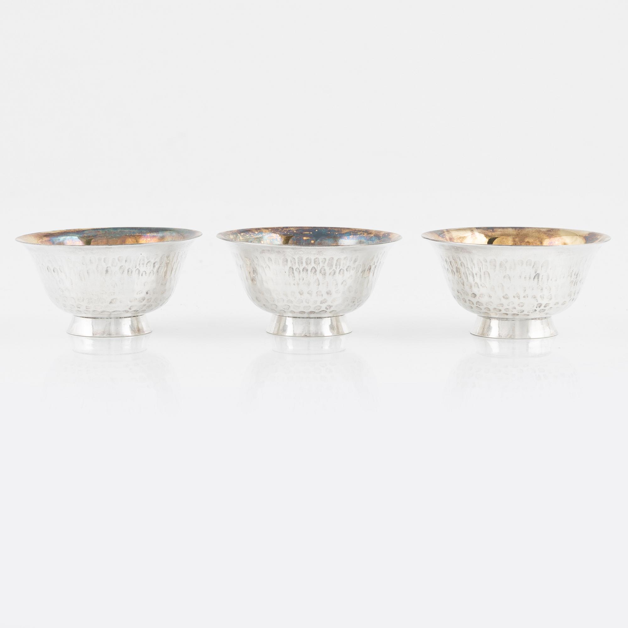 Supkoppar för saké, 3 st, silver, Japan, 1900-talets andra hälft.