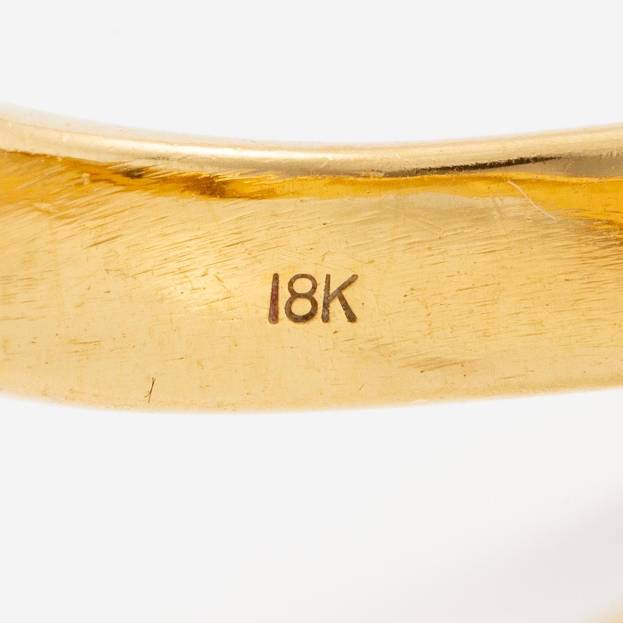 Ring, 18K gold with baguette-cut and brilliant-cut diamonds.