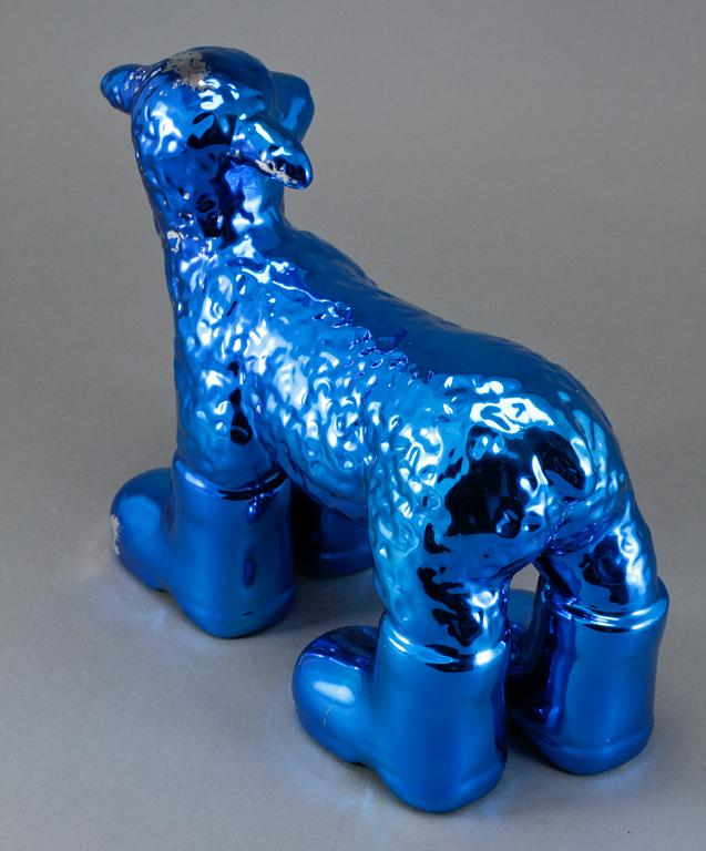 WILLIAM SWEETLOVE, skulptur, porslin,"Cloned porcelain lamb with boots", signerad och numrerad 23/100.