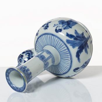 A Chinese blue and white porcelain kendi, Qing dynasty.